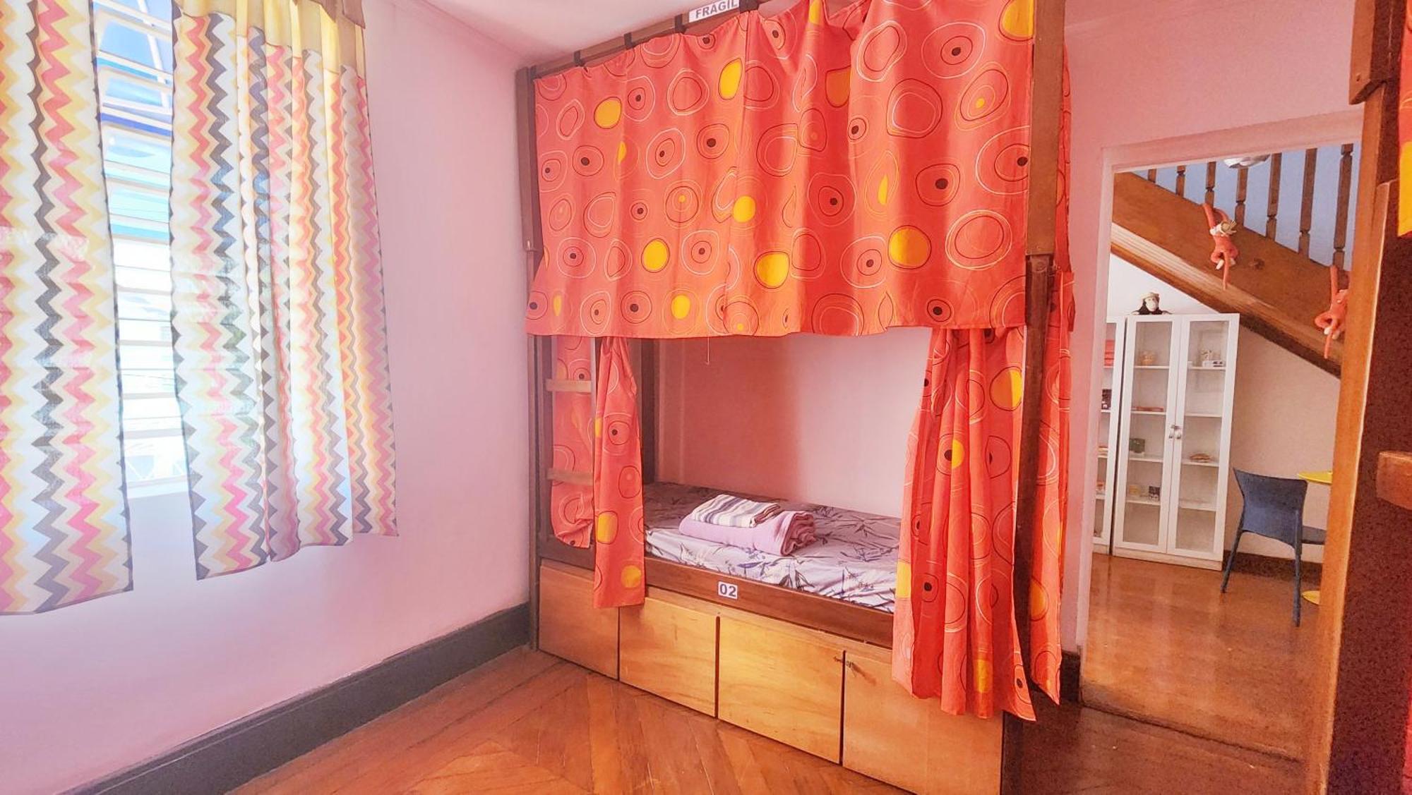 Cama em Dormitório Misto com 6 Camas e Ventilador